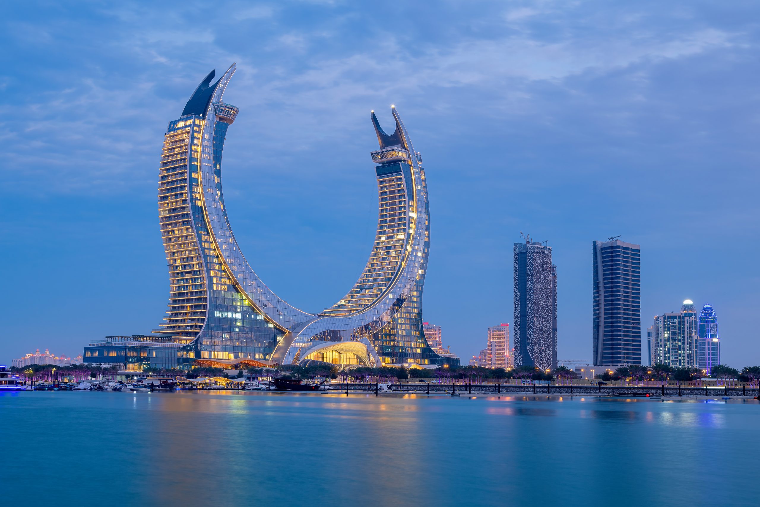 Information image that shows the Katara Towers building, where a kaleidoscope has been created with DV-LED display technology.